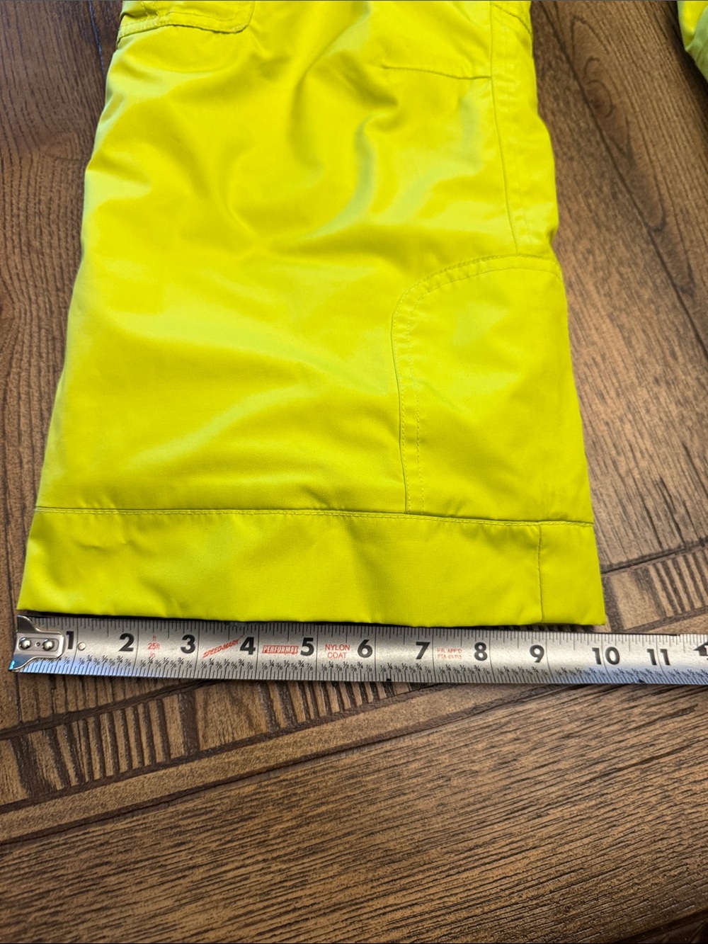 686 Kids Infinity Cargo Insulated Snowboard Pants in High-Visibility Yellow - Picture 15 of 16